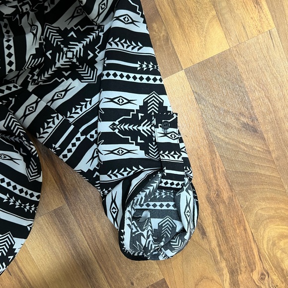 Plus size black and white patterned tunic dress fits 1x - Picture 4 of 5